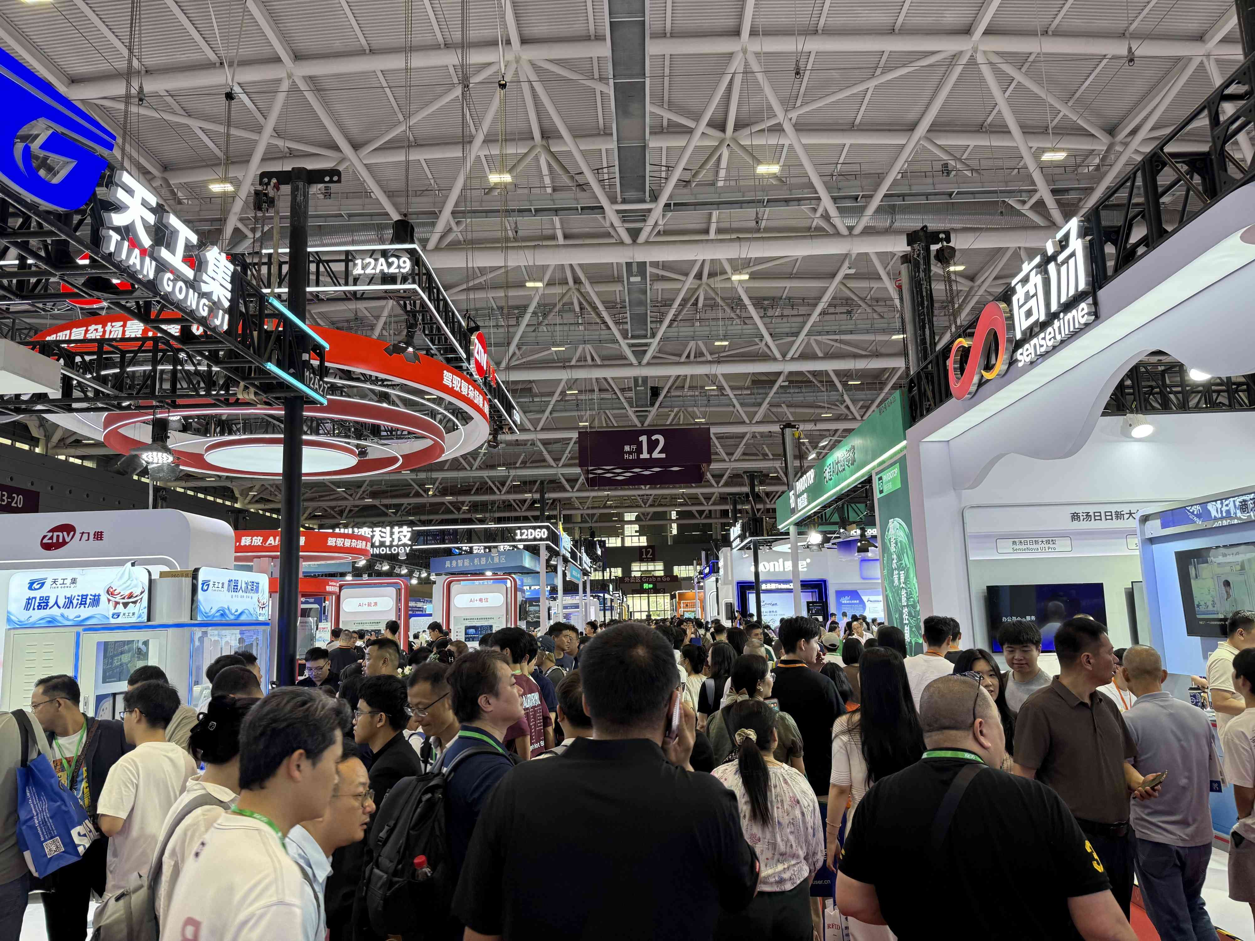 ＡＩ｜直擊深圳國際通用AI博覽會：機器人著力融入生活，頭部企業深耕智能體，觀眾尋求AI賦能