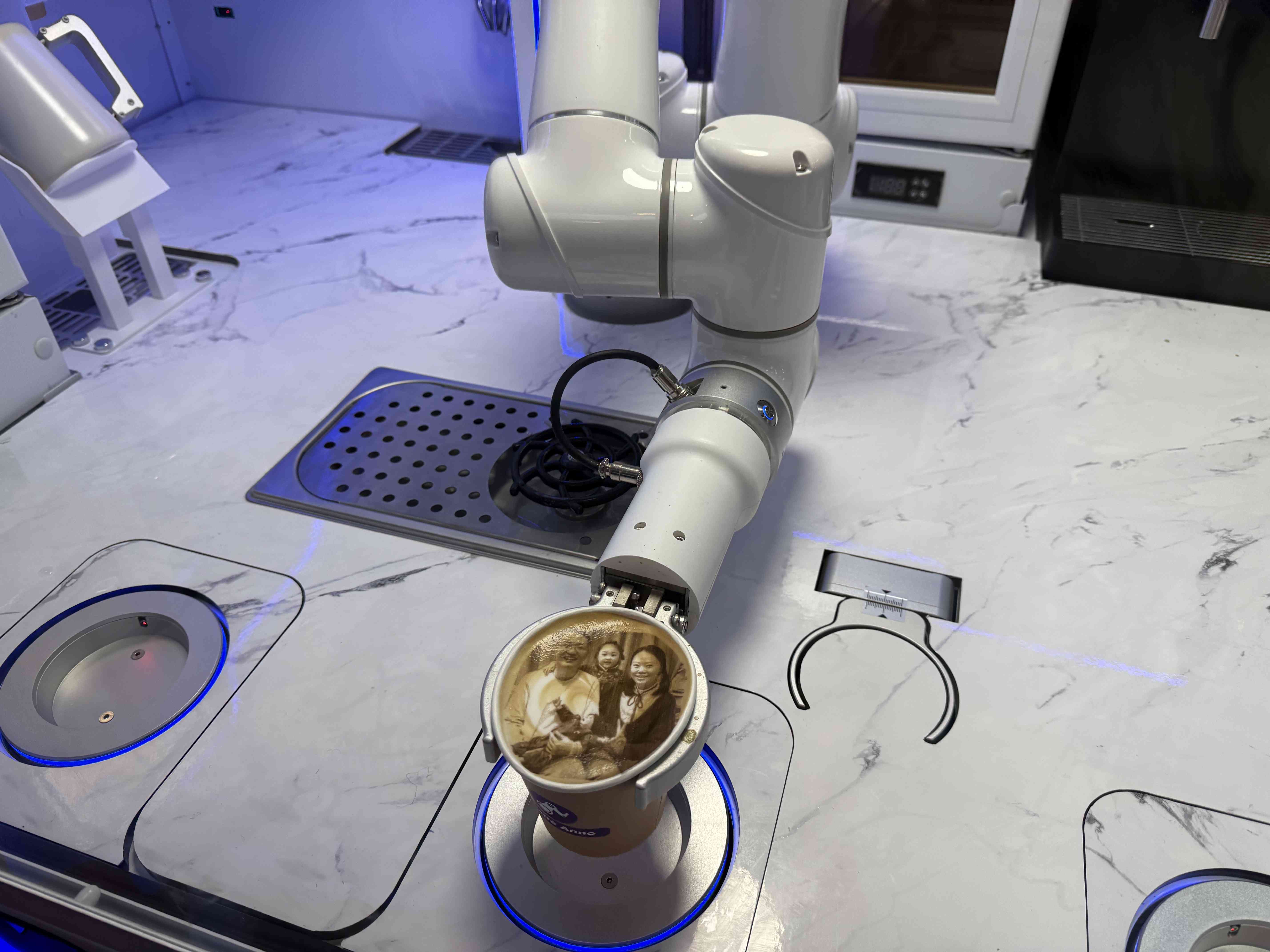 ＡＩ｜直擊深圳國際通用AI博覽會：機器人著力融入生活，頭部企業深耕智能體，觀眾尋求AI賦能