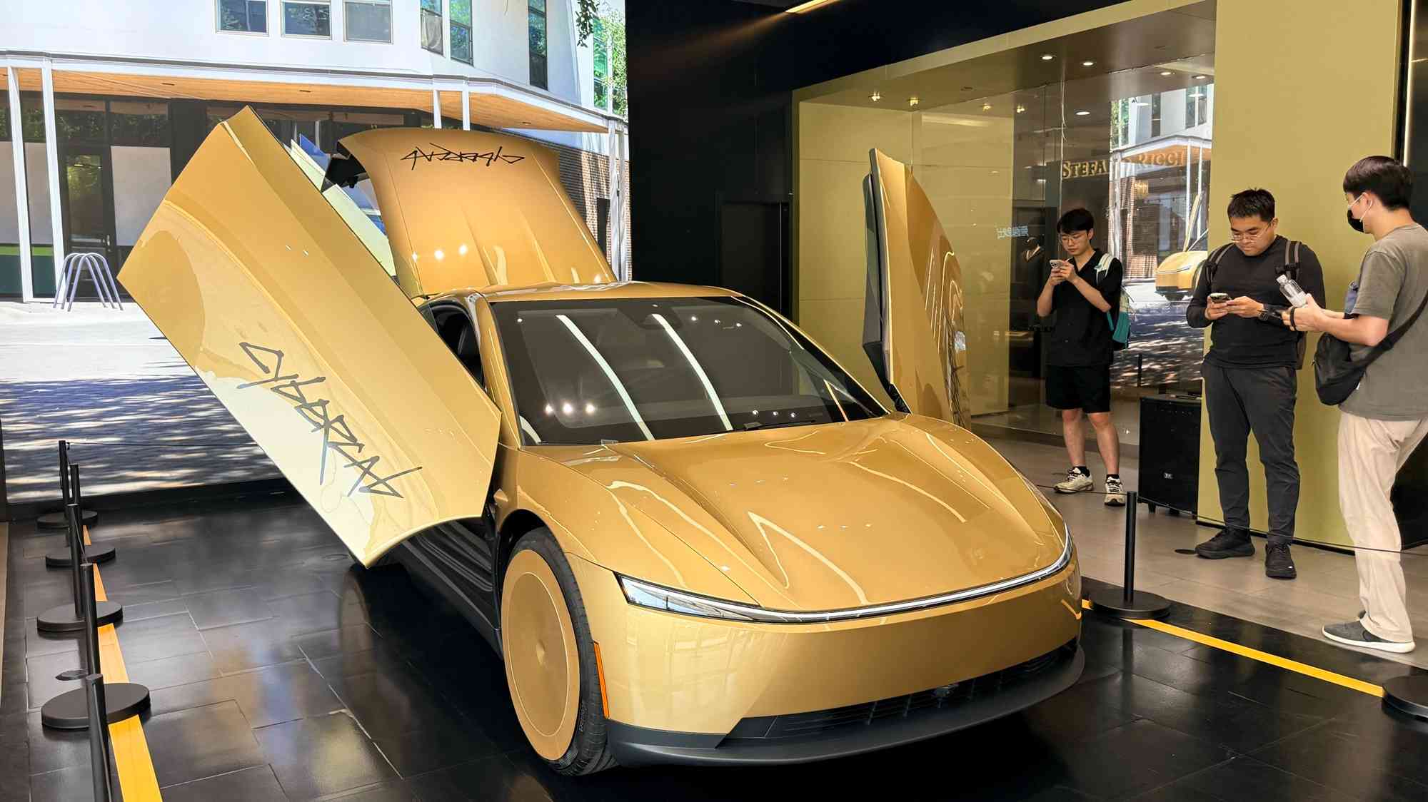 駐京專電｜特斯拉Cybercab國內首次公開亮相，無方向盤無人車或重塑智駕行業格局