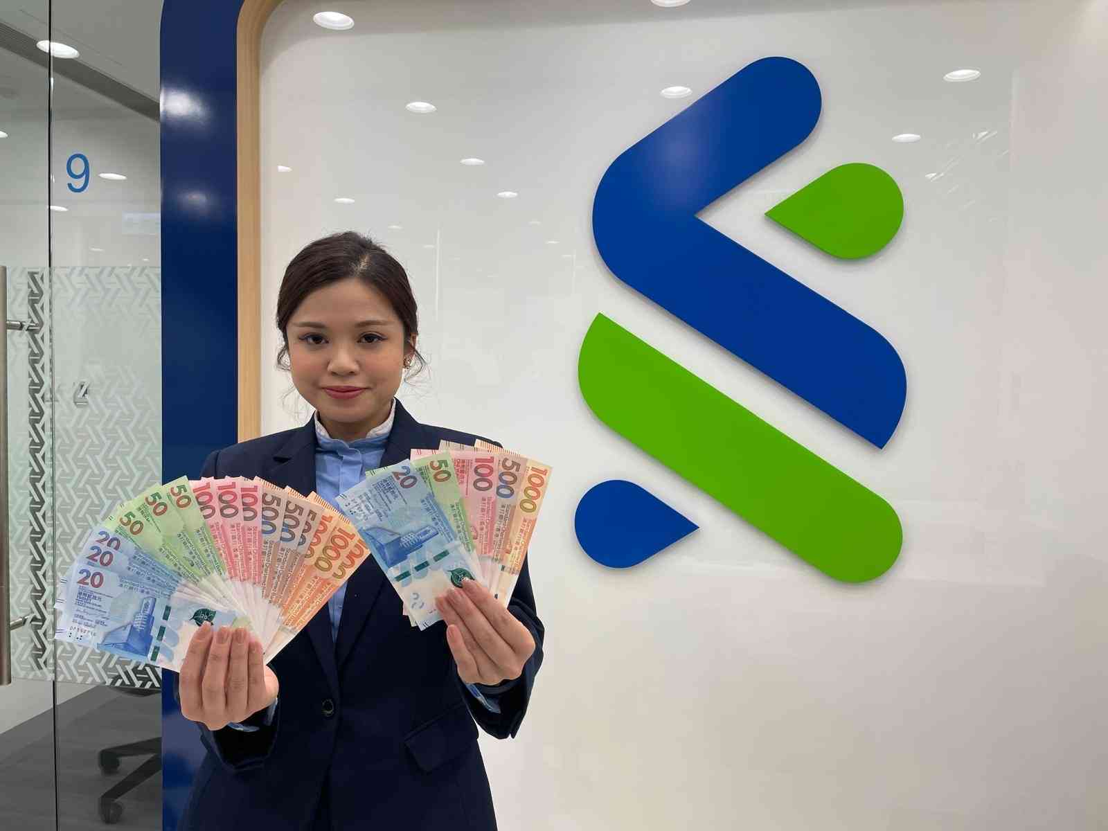 換新鈔 | 本港三大發鈔行今起提供新鈔或迎新鈔兌換，首日分行運作順暢，網上預約反應熱烈