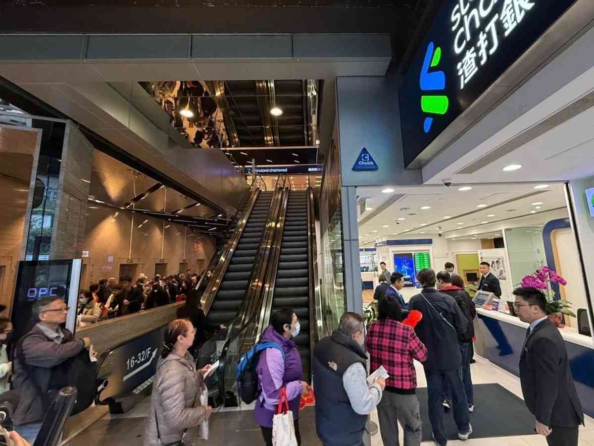 換新鈔 | 本港三大發鈔行今起提供新鈔或迎新鈔兌換，首日分行運作順暢，網上預約反應熱烈