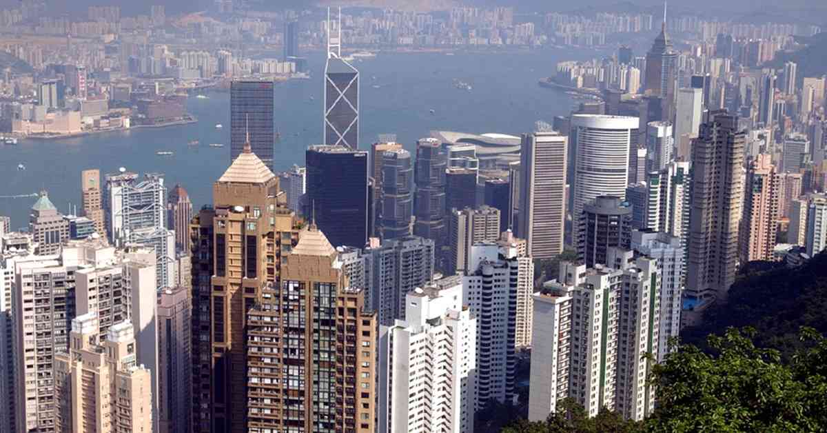 美息不變鮑公放鷹今年或僅減息一次，地產股銀行股齊下挫未宜沾手？