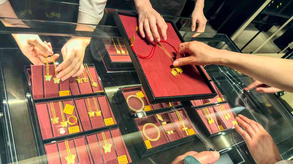 老鋪黃金 | 去年多賺2.3倍末期息大增88%，獲大行唱好股價曾飆一成可否追入？