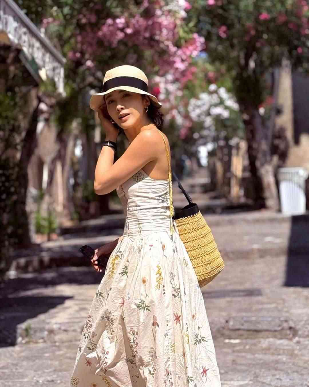 凍齡女神丨53歲黎姿罕曬泳照零贅肉狀態驚人　保濕大法+4招凍齡術大公開