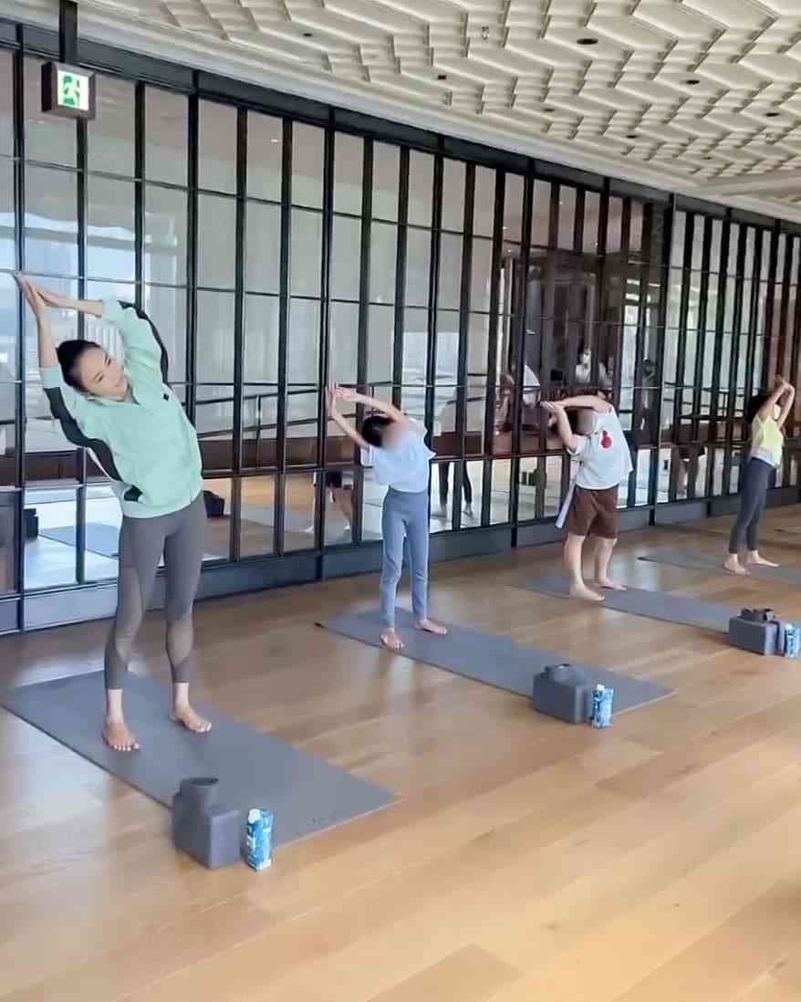 凍齡女神丨53歲黎姿罕曬泳照零贅肉狀態驚人　保濕大法+4招凍齡術大公開