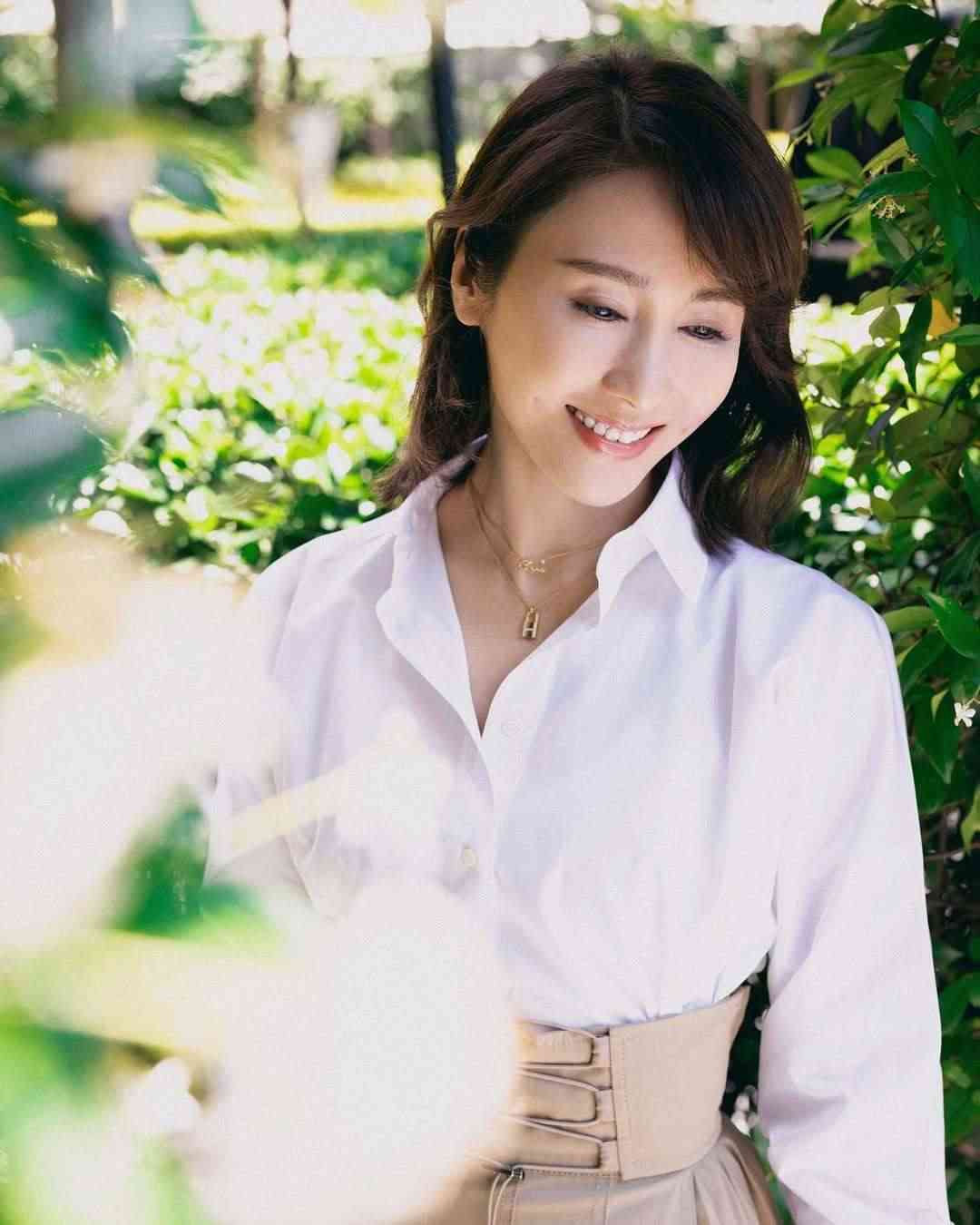 凍齡女神丨53歲黎姿罕曬泳照零贅肉狀態驚人　保濕大法+4招凍齡術大公開