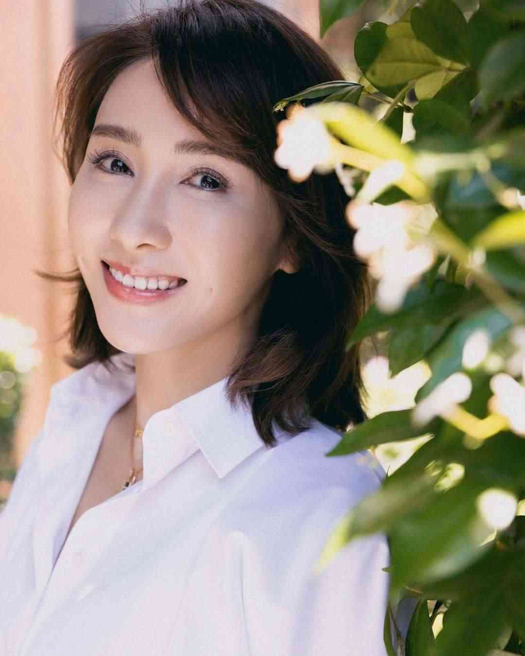 凍齡女神丨53歲黎姿罕曬泳照零贅肉狀態驚人　保濕大法+4招凍齡術大公開
