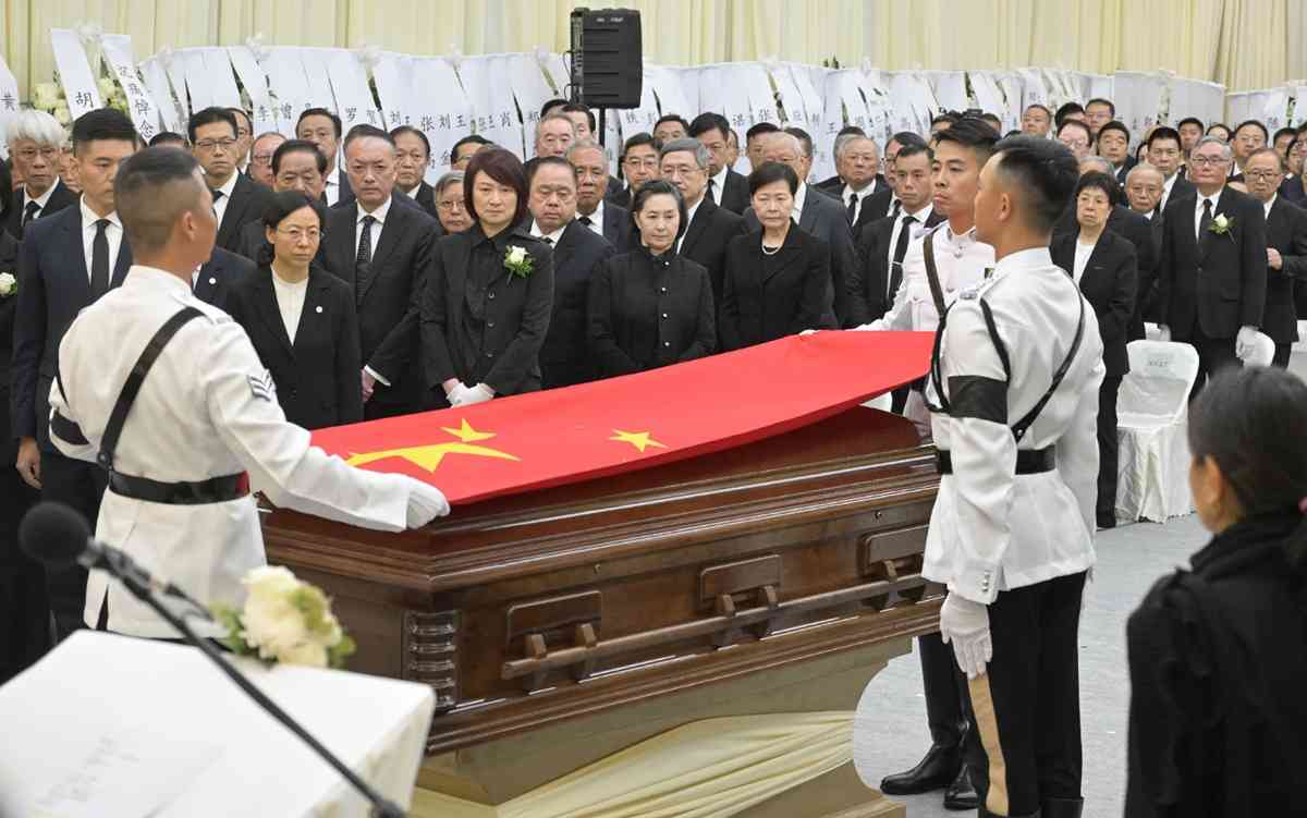 董建華喪禮 | 董建華公祭靈柩蓋上國旗，由梁振英、李家超等扶靈，習近平表示沉痛哀悼