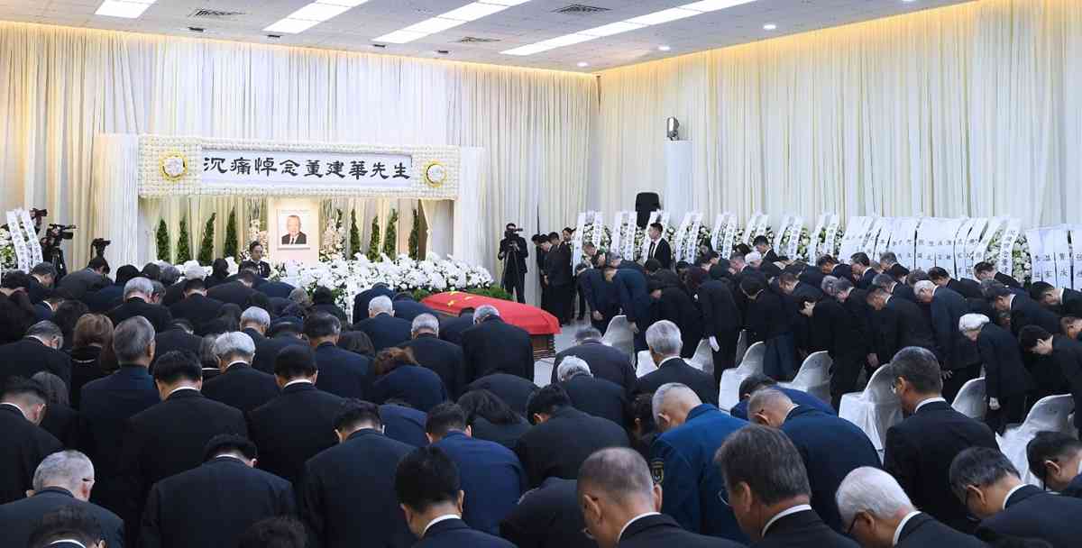 董建華喪禮 | 董建華公祭靈柩蓋上國旗，由梁振英、李家超等扶靈，習近平表示沉痛哀悼