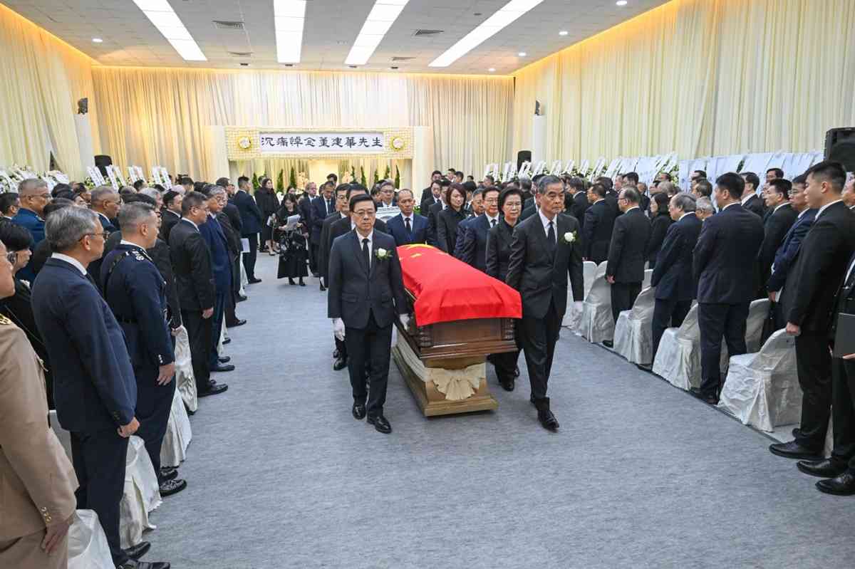 董建華喪禮 | 董建華公祭靈柩蓋上國旗，由梁振英、李家超等扶靈，習近平表示沉痛哀悼