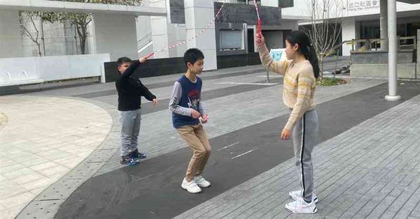 一個媽媽，兩個家：兒童之家中的成長故事