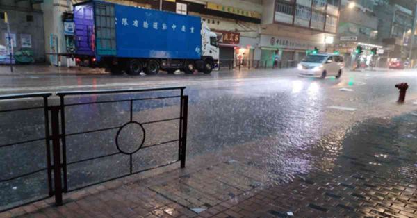 黑雨襲港｜西營盤站出口黑雨水浸大量曱甴湧出水面，目擊者：由腳爬到上頭