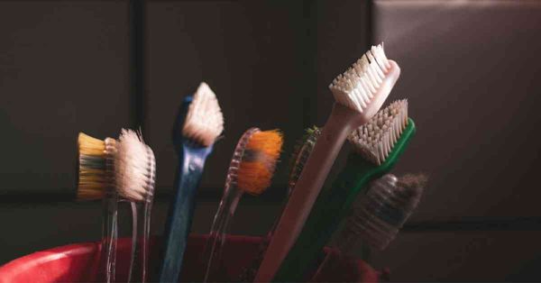 牙刷1個月不換恐藏10億細菌，比馬桶多55萬倍！專家揭1情況引發敗血症危機