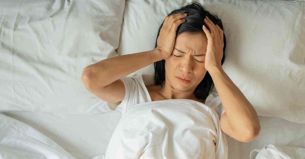 長期睡眠不足恐腦退化，醫生推側睡助大腦排毒 + 3招提升睡眠