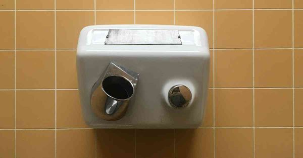 英國科學家實測公廁乾手機，吹出細菌量恐比洗手前更骯髒