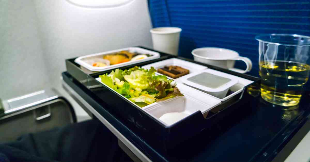 飛機飲食須知 │ 連飲水都要小心？營養學家推6大避食清單，首選1類食物助舒適旅程