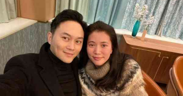 名人保養｜54歲袁詠儀現白髪魚尾紋顯老，與型佬老公張智霖成明顯對比