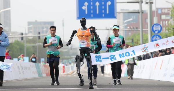 京城近觀 ｜ 機器人跑半馬，三分一過終點，天工奪得冠軍