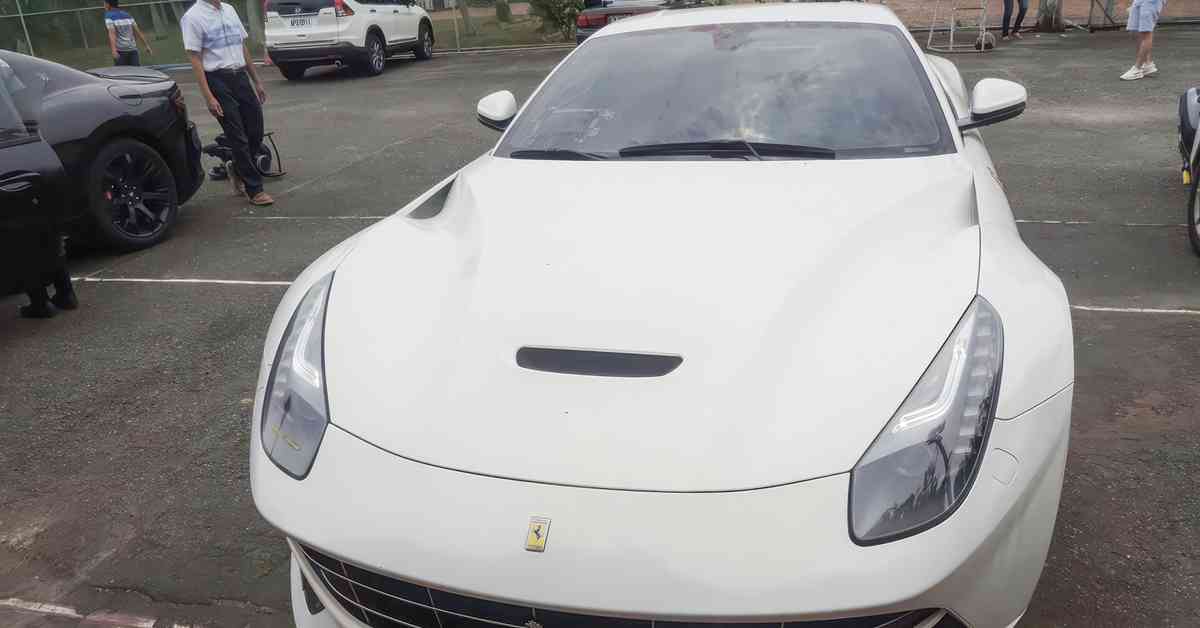 起源於大陸的「雙11光棍節」購物風潮近年吹到台灣，網路和實體商店在11月初便推出各種減價優惠，刺激消費者購買慾。今年台灣當局普發全民新台幣一萬元，每個人都多了一筆小小的意外之財，買氣更旺。除了民間業者使盡渾身解術搶錢，「司法單位」也破天荒加入「雙11」競爭，大至賣樓賣名車，甚至連漁船和挖土機都賣，小至電鑽、公仔和飾品也有，價格最低殺到市價五折以下，相當有競爭力。