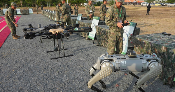 在中柬聯合軍演前，中國的軍人調校機械狗上的機關槍