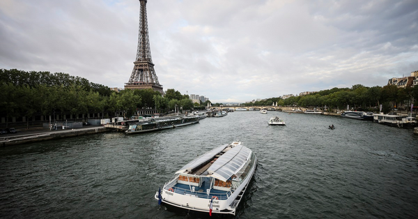多艘船艇在塞納河航行，為下月26日的巴黎奧運開幕禮進行綵排