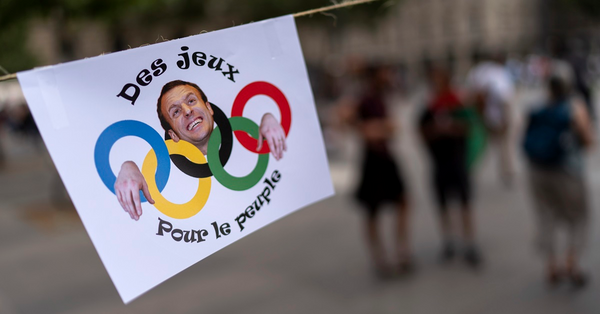 巴黎奧運開幕前夕，有反對辦奧運人士在共和廣場掛上諷刺總統馬克龍的標語