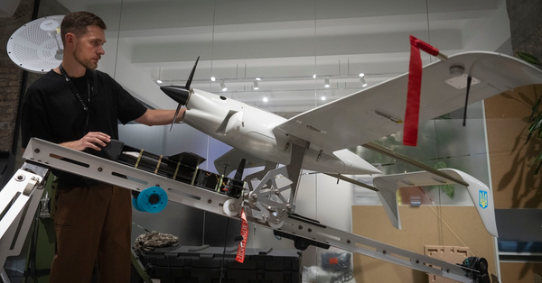 在烏克蘭基輔的廠房，工人正在裝嵌遠程無人偵察機