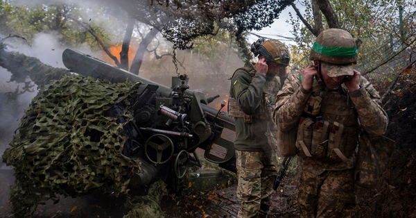 烏軍在隱蔽處操作D-30榴彈炮，攻擊俄軍在哈爾科夫的據點