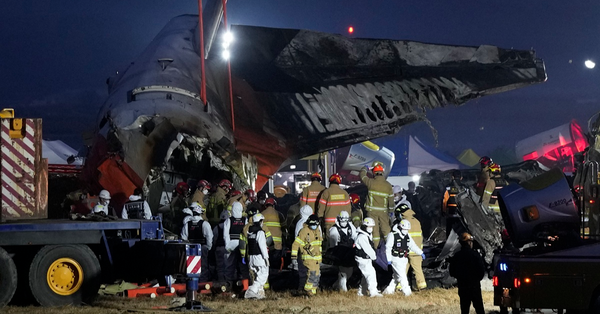 在南韓全羅南道務安機場，救援人員從濟州航空客機空難現場抬出死難者