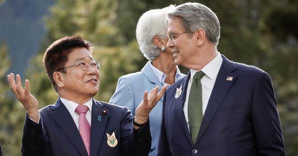 G7財長會議在加拿大舉行，美國財長貝森特和日本財務大臣加藤勝信於場邊會晤