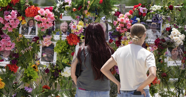 美國德州上周末遭遇嚴重洪災，暫至少120人罹難，市民搭起照片牆悼念死者