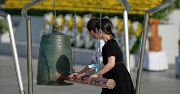日本廣島原爆80周年，原爆者遺屬和兒童代表在廣島和平紀念公園敲響和平之鐘