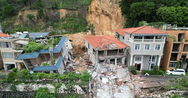 在廣州白雲區大源村黃莊片區的山泥傾瀉現場，有房屋被沖至嚴重傾斜