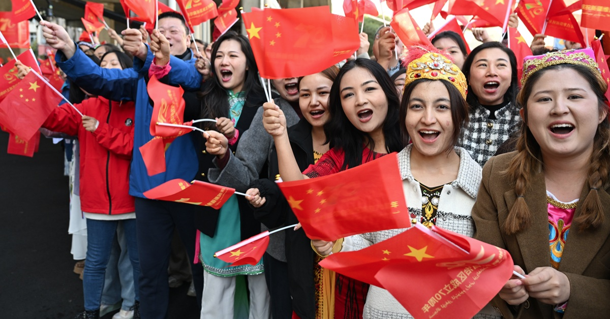 習近平出席新疆維吾爾自治區成立70周年慶典後離開烏魯木齊，民眾夾道歡送