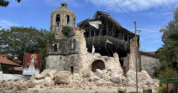 菲律賓中部發生6.9級地震後，宿霧北部有逾百年歷史的聖羅莎教堂變成廢墟