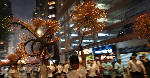 大坑舞火龍揭開一連三晚表演的序幕，大批市民及遊客沿途觀看