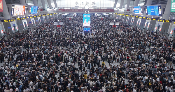 內地國慶中秋長假最後一天，杭州東站逼滿返程旅客