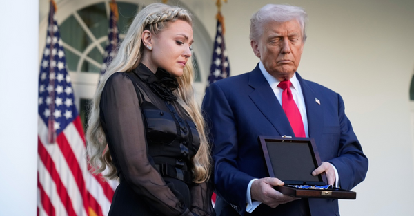 特朗普向上月遇刺亡的保守派評論員柯克追頒總統自由獎章，由其遺孀艾麗卡代領