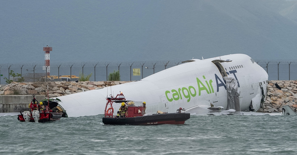 一架迪拜來港貨機降落時滑出跑道衝落海，期間撞到一輛巡邏車，導致兩人死亡