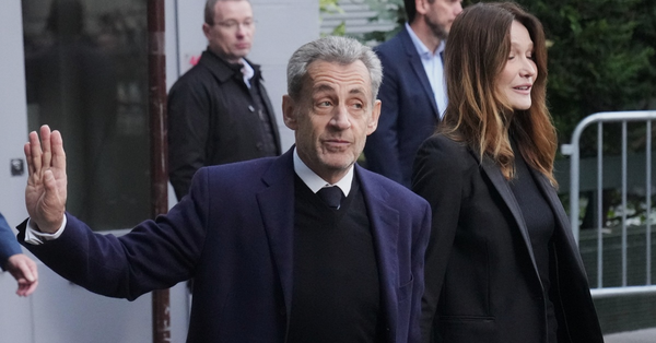 法國前總統薩爾科齊與妻子一同離開寓所，前往巴黎拉桑特監獄報到