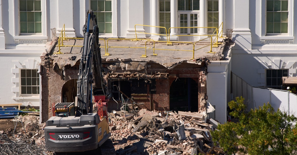 將被美國總統特朗普改建為宴會廳的白宮東翼，已被完全拆除，遺下大堆瓦礫