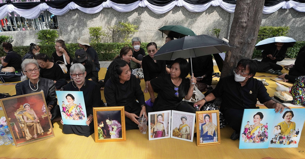 有泰國民眾在王太后詩麗吉臨終前就醫的醫院外，展示其照片進行悼念