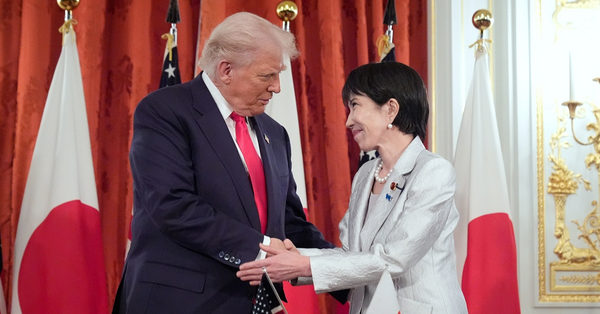 日本首相高市早苗在東京迎接到訪的美國總統特朗普，雙方握手並寒暄