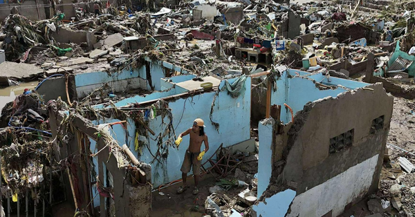 颱風海鷗重創菲律賓中部，宿霧省塔利賽市滿目瘡痍，災民返回居所視察