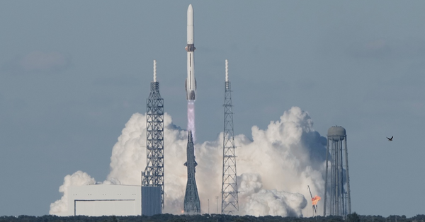 「新格倫號」重型運載火箭成功發射，將兩枚美國太空總署的火星探測器送上火星