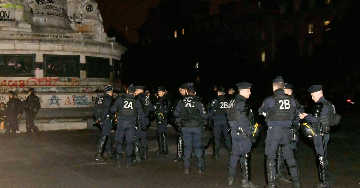 法國經過兩日反政府騷亂後，巴黎實施局部宵禁，警員在共和廣場巡邏，禁止人群進入或停留