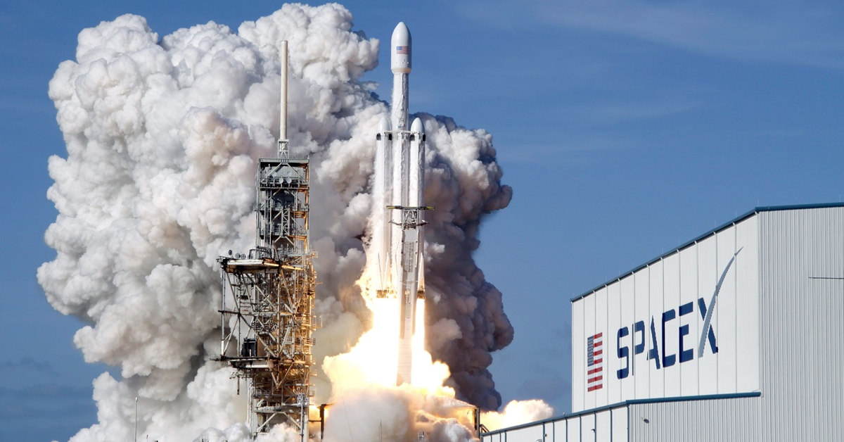 即將問鼎人類史上最大規模IPO的SpaceX（集資據報達500億至750億美元），最早於紐約時間周三（20日）披露IPO詳情，6月4日啟動上市路演，6月12日在納斯達克掛牌，美股三大指數續在AI熱潮下齊齊破頂。理大會計及金融學院前副教授、活道教育中心創辦人林本利於專訪表示，現時資金蜂擁半導體、AI股「托住」美股，正正是為方便SpaceX上市，惟當上市塵埃落定後，原本炒高的股市「很大機會大冧」，恐重演2018年及2022年的情況。林Sir並透露，自己正一路減持美股。