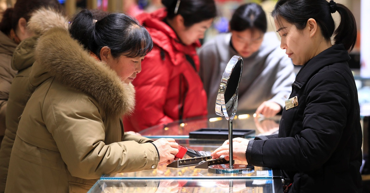 春節假期的經濟效應 農曆新年長假期即將來臨,適逢今年內地春節假期長達9天,亦被稱為史上最長的春節假期,預期將對2026年新春黃金周產生明顯的經濟效益。那麼,有哪些板塊具潛力受惠春節假期的經濟效應?