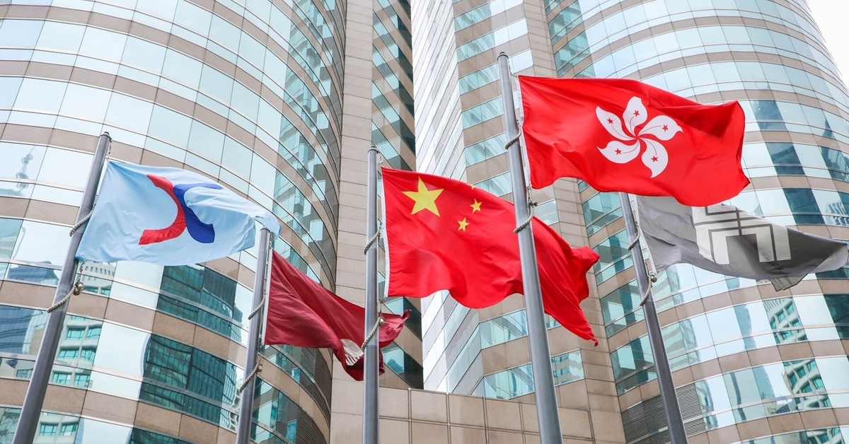 伊朗戰火令更多中東資金投入港A股? 美伊戰爭持續,地緣政治風險高漲,全球經濟面臨通貨膨脹與經濟衰退並存的尷尬境地,金融市場震盪不已,資金去槓桿。中文自媒體界最近流行的一種說法,是中東資金流向香港,流向港A股避險。