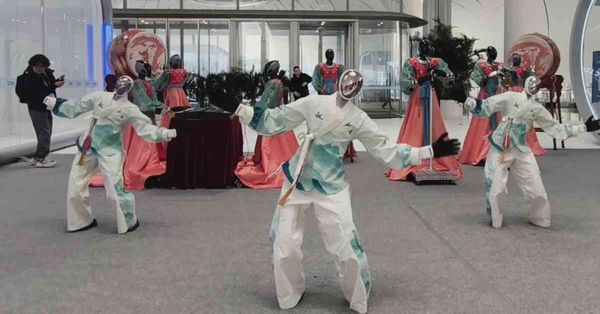 京城近觀｜中關村論壇落幕，機器人做餐吧、搞樂隊，展示協同發展